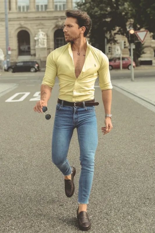 Blue jeans with yellow shirt