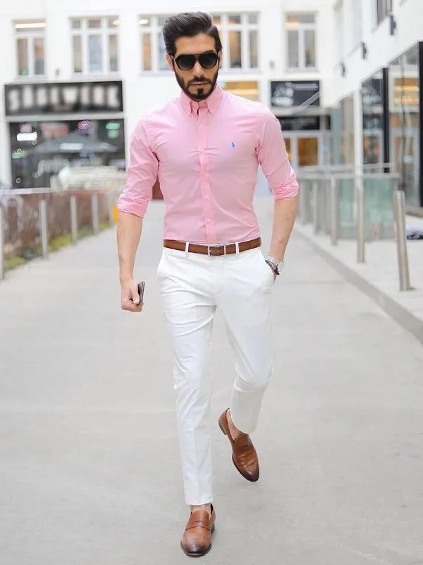 white jeans and pink shirt  Dames mode