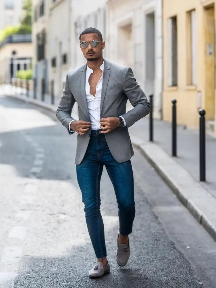 White shirt, blue jeans and grey blazers outfit combo 