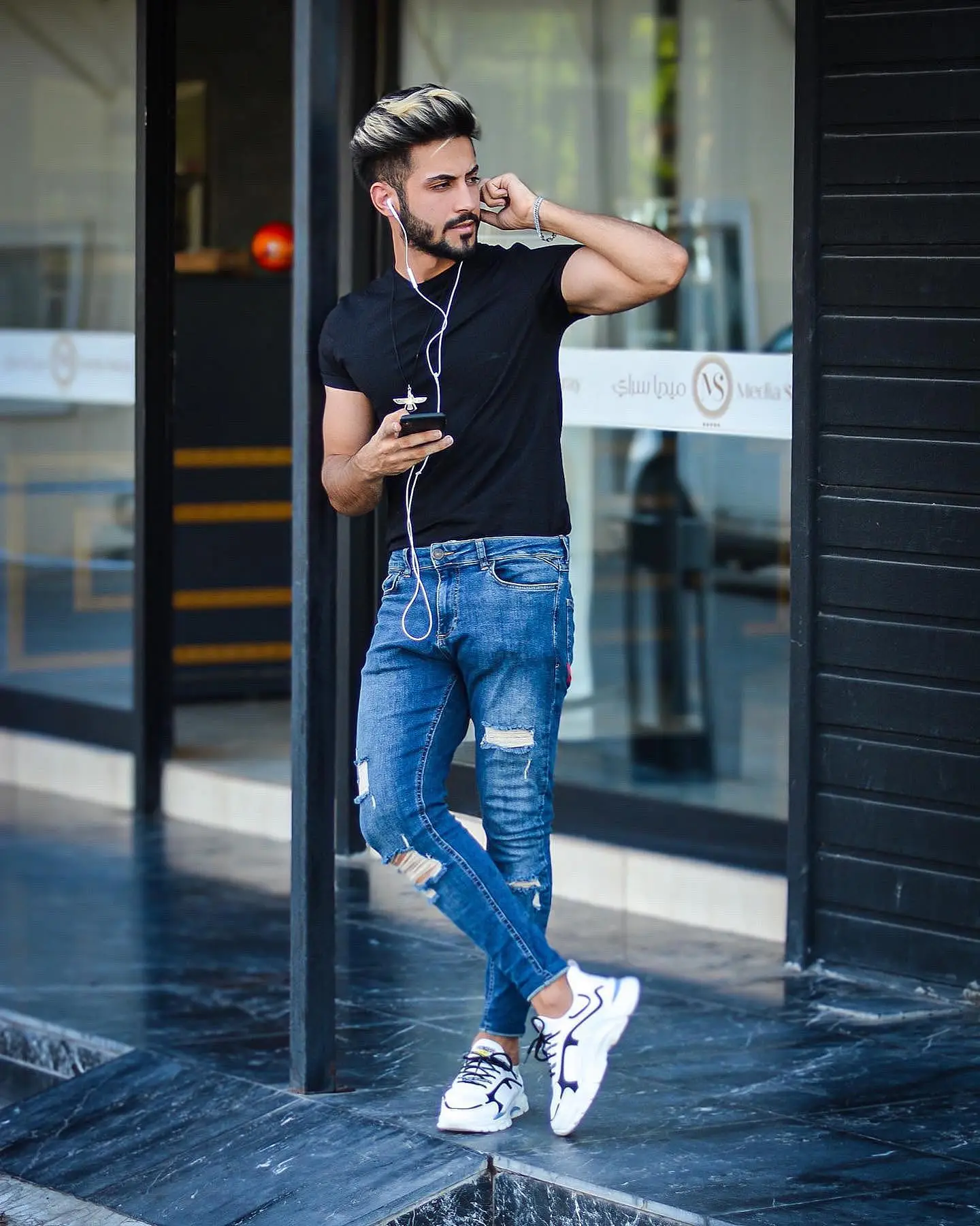 White sneakers with T-shirt + jeans