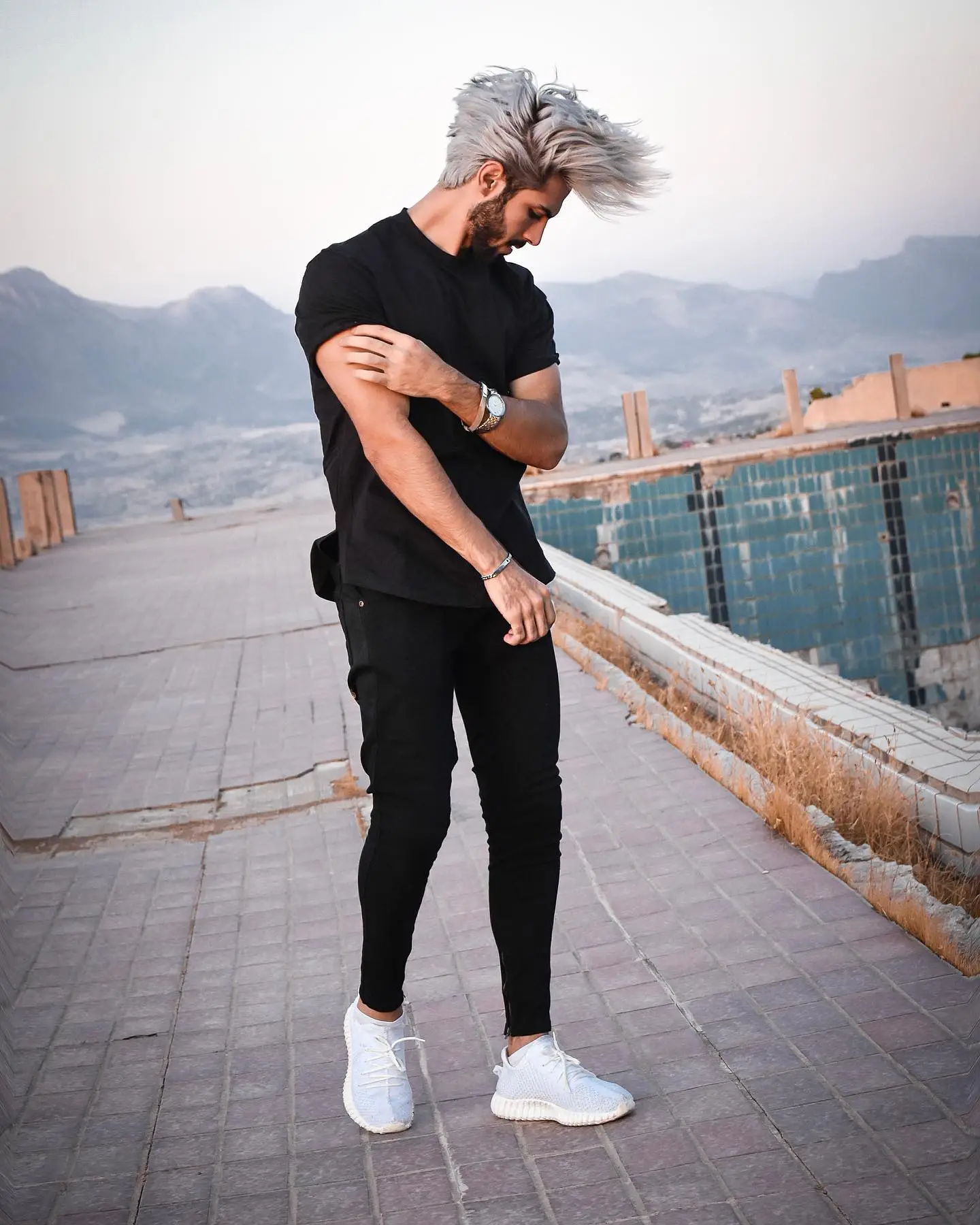 White sneakers with T-shirt + jeans